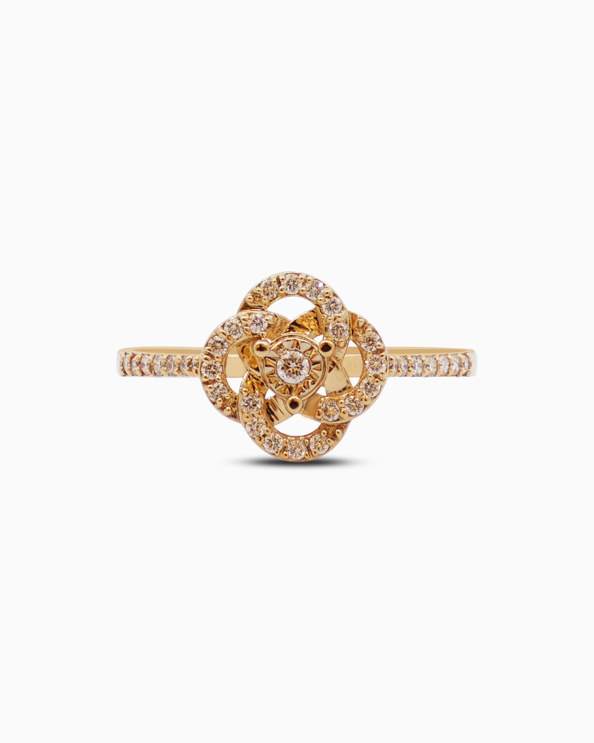 18K Gold Round Brilliant Diamond Charming Solitaire Ring