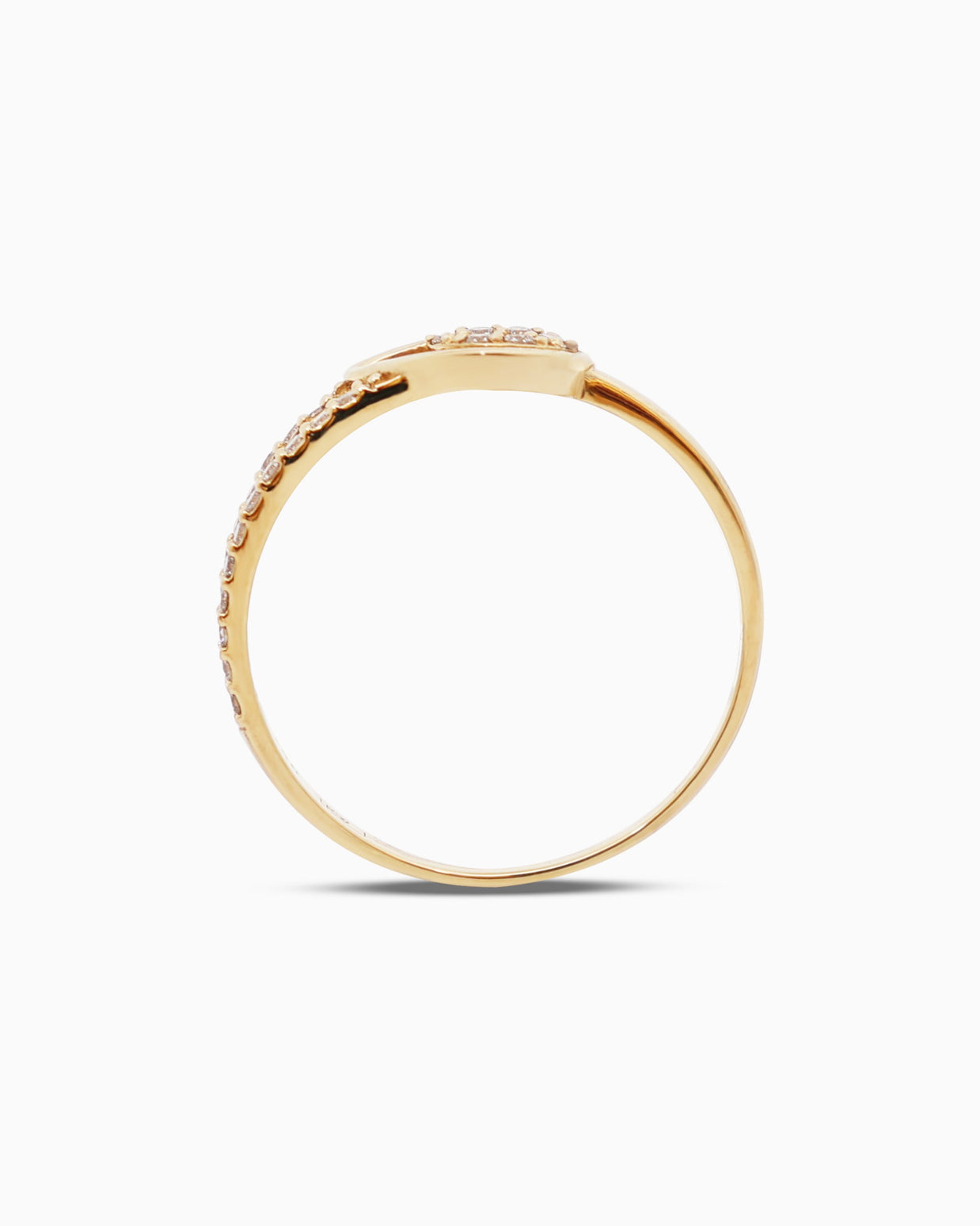 18K Gold Round Brilliant Diamond Timeless Solitaire Ring