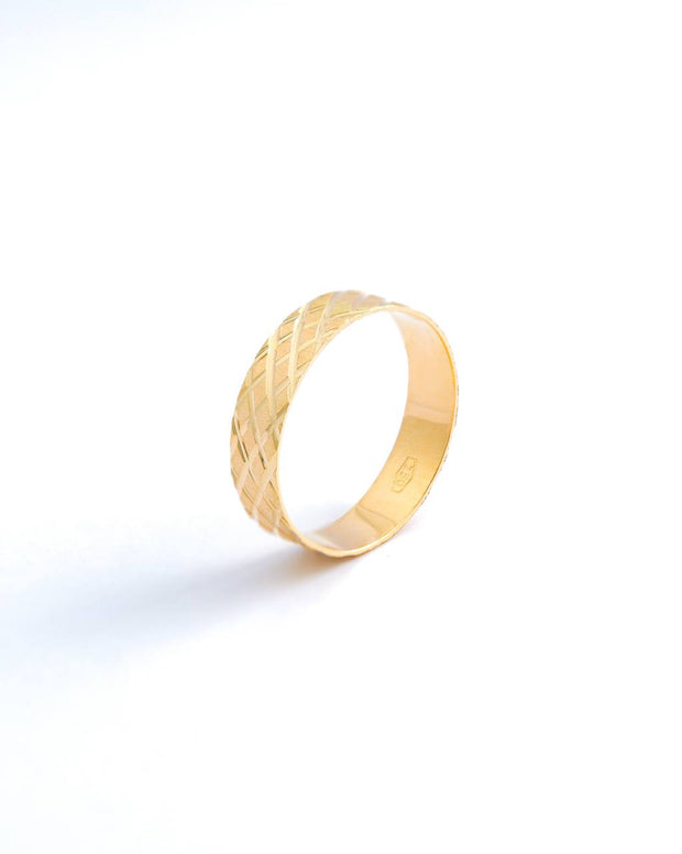 Geometric 18K Yellow Gold Band Ring with Diamond-Cut Finish